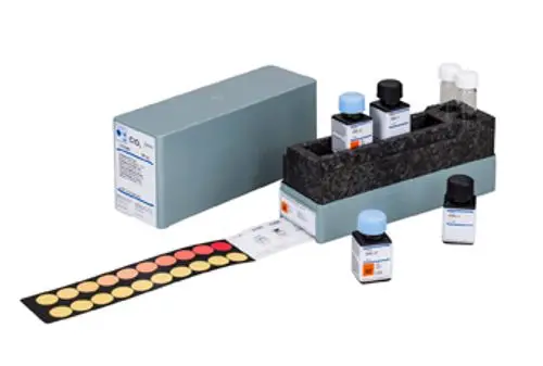 Set mit mehreren Fläschchen und einem Farbtabelle zur Messung von Chlordioxid-Konzentrationen, präsentiert von der Marke Grünbeck.